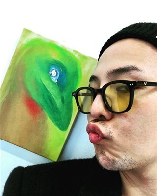 GD自拍胡茬满脸还爆痘 粉丝直夸好性感