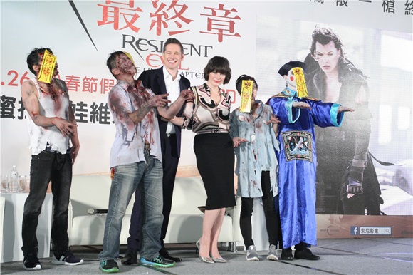蜜拉乔娃维琪与导演保罗安德森为《恶灵古堡最终章》宣传