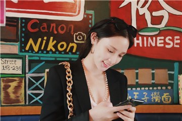 彭小苒西装造型上演“霸总出街”  粉丝喊话：憨憨变boss