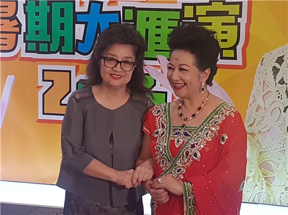薜家燕出席艺术中心暑期大汇演
徐小鳯
现身支持