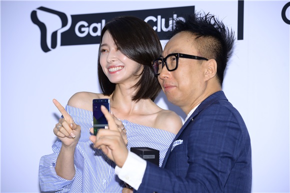 朴明秀与Hello Venus娜拉出席三星发布活动