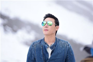陆毅美型依旧