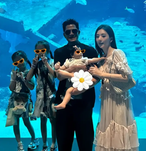 郭富城方媛三胎女儿近照曝光 五官精致酷似洋娃娃