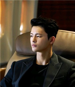 韩人气男星徐仁国剧中高冷剧外反差萌 自曝出道后妈妈依然捡废品