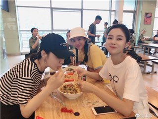 王媛可重返母校 挺拔身姿显军人风范