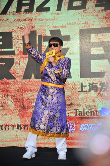 成龙《绝地逃亡》发布会「最炫民族风」跳舞卖萌 范冰冰变身「最美苗族小妹」