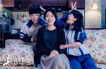 《美容针》闫妮素颜出镜 展现魅力