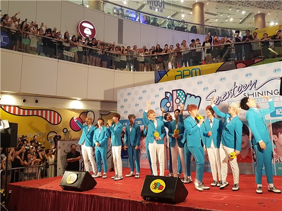 韩国新晋人气男团Seventeen首次来港举办粉丝见面会
