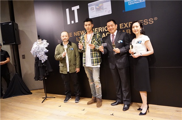吴亦凡出席信用卡发布会