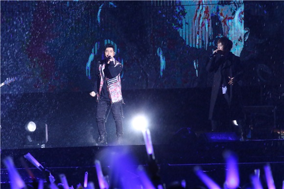 五月天演唱会最终唱 周董雨中登台合唱