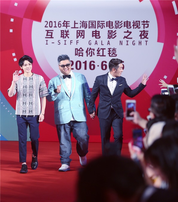 侯明昊荧幕首秀将映 携手剧组出席上海电影节