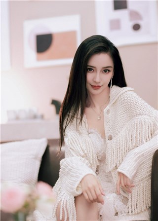 Angelababy黑长直发型美成仙女   初秋针织开衫知性十足