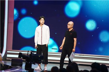 男嘉宾说话声音低沉
