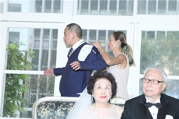 何润东与老婆和爸妈一起拍摄结婚周年纪念照