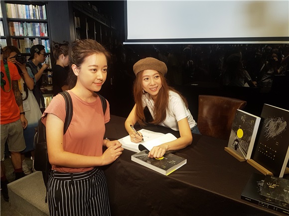 陈绮贞首办签书获粉丝支持 自言希望明年来港开演唱