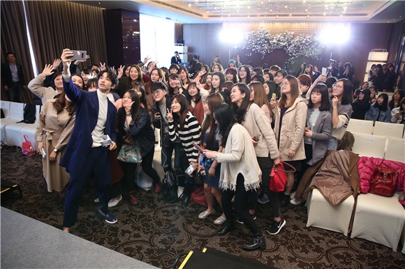 刘以豪出席面膜品牌见面会与粉丝提前跨年欢聚