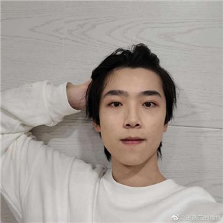 还没红就翻车了？《创4》张嘉元被曝未成年吸烟照