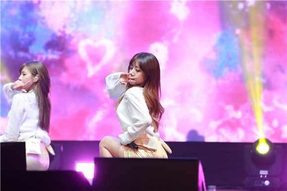 Apink举办《Pink Revolution》Showcase:回归的清纯Idol