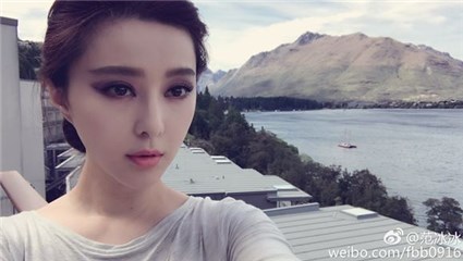 盛世美颜！范冰冰湖畔边悠闲自拍 大电眼妩媚动人