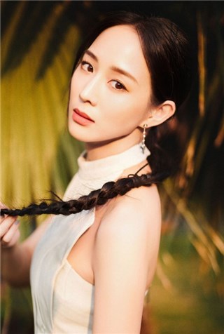 张钧甯挂脖领配彩虹长裙知性气质  棕榈绚丽大片美翻了