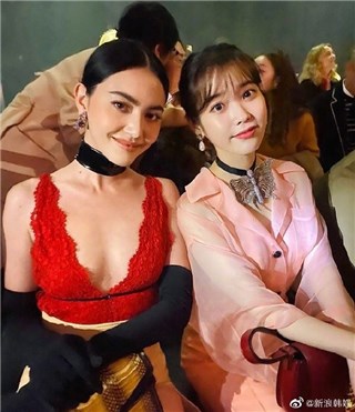 IU和MAI秀场同框看秀  一个清纯一个性感画面太美！