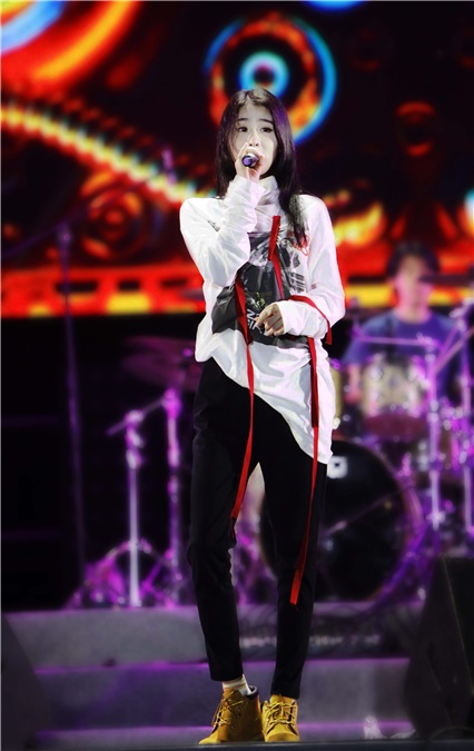 张碧晨鄂尔多斯激情开唱 劲歌热曲嗨翻全场