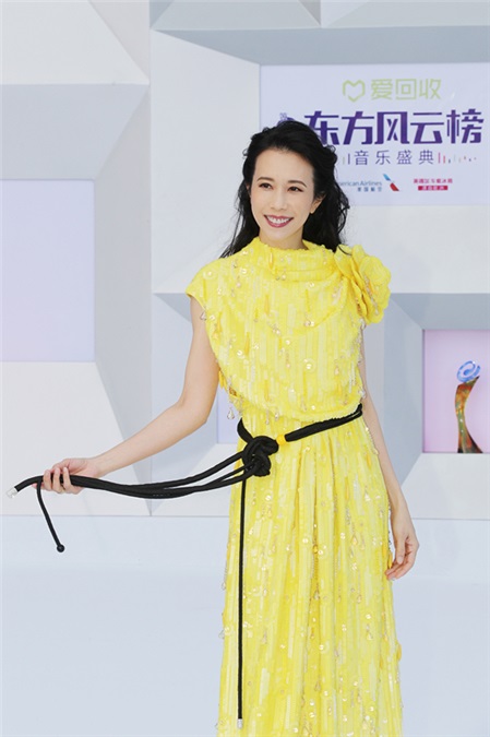 莫文蔚斩获东方风云榜终极大奖 喜迎二十五周年开门红