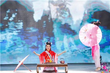 选手刘娅娇表演了茶舞《三寸天堂》