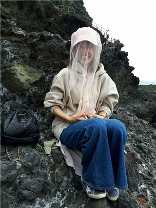 (蔡依林的纱帽让粉丝笑喷 图/翻摄自蔡依林脸书)