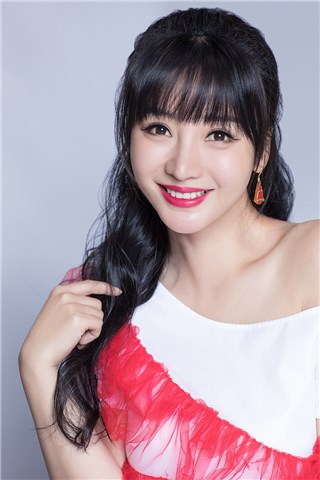 柳岩绦红色纱裙光彩靓丽 新电影《张三丰》横店开拍挑战魔女