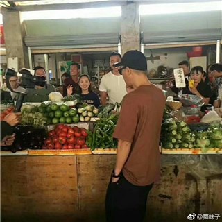 陈小春秒变“居家暖男”