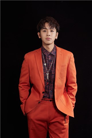 鼓鼓吕思纬受邀出席2022 GQ Suit Walk 最橘suit帅气亮眼登场