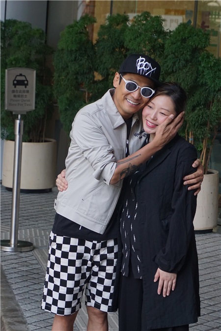 杜德伟、太太李晓冰「产後出院见记者」