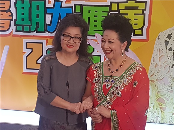 薜家燕出席艺术中心暑期大汇演
徐小鳯
现身支持