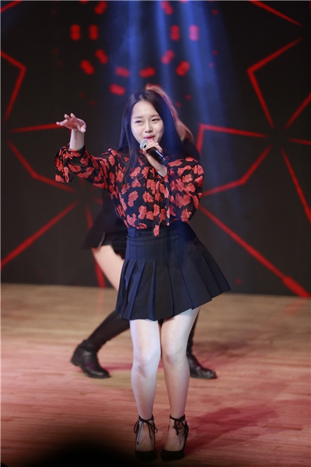 Kriesha Tiu办出道showcase 展华丽舞台表现力