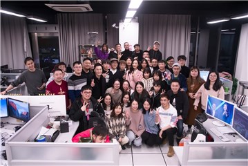 “终极学霸”韩雪好奇科技设备 探班《最强大脑》后期组