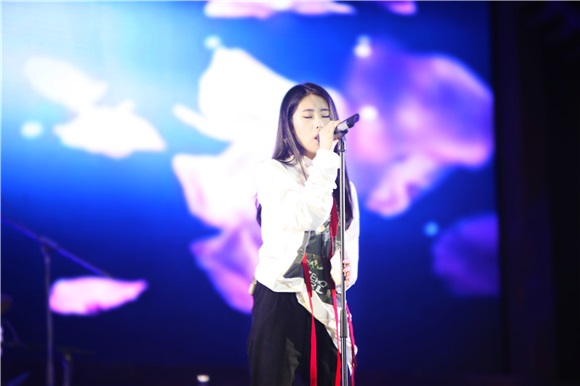 张碧晨鄂尔多斯激情开唱 劲歌热曲嗨翻全场