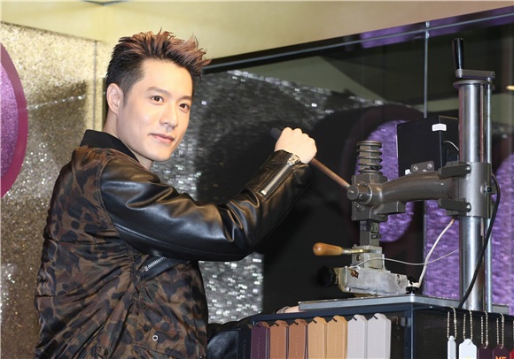 周汤豪出席包包概念店开幕