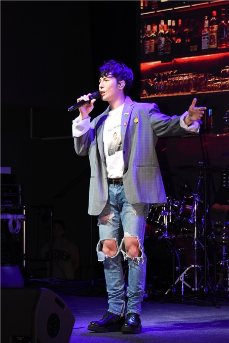 陈势安为生日音乐会做彩排 好友朱俐静现身支持