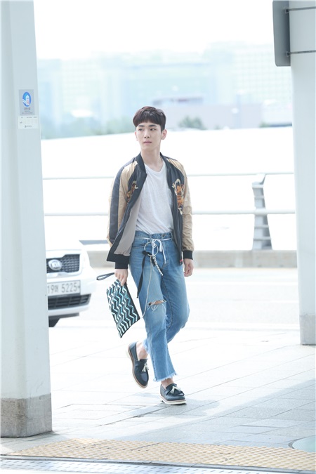 〈Yes 首尔现场〉SHINee成员Key帅气亮相机场 简单装扮十足潮流范儿