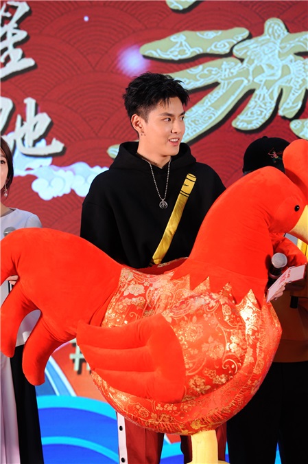 林允同徐克周星驰拍萌照 吴亦凡被调侃为「丐帮帮主」