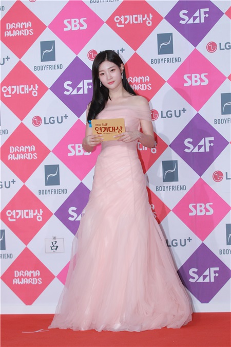 2016sbs演技大赏举行 朴信惠、李准基、IU、李敏镐等出席红毯