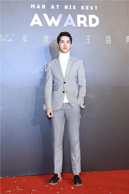 许魏洲毛衣配西装温暖演绎绅士风 获封年度人气偶像