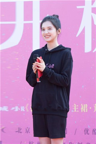 张婧仪《打火机与公主裙》开机 搭档陈飞宇共谱放肆青春