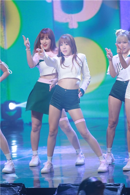 有线台MBC MUSIC《Show Champion》开唱 宋枝恩、宇宙少女等登台亮相