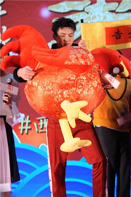 林允同徐克周星驰拍萌照 吴亦凡被调侃为「丐帮帮主」
