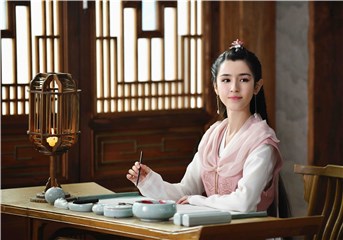 哈妮克孜《天舞纪》剧照曝光 一袭粉衫乖巧文雅 温柔侧颜难掩深情