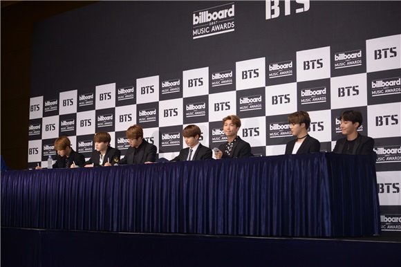 BTS Billboard获奖纪念记者会 Jin世界级帅脸获认证