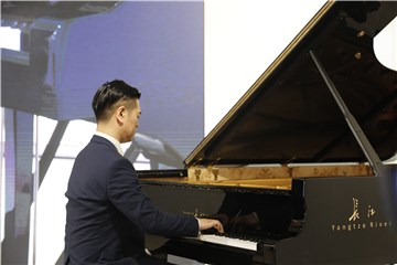 着名青年钢琴演奏家齐欢在“冠军系列”发布会上演奏
