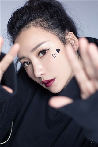 柳岩高马尾运动风显洒脱率性 大胆唇色挑战复古美感